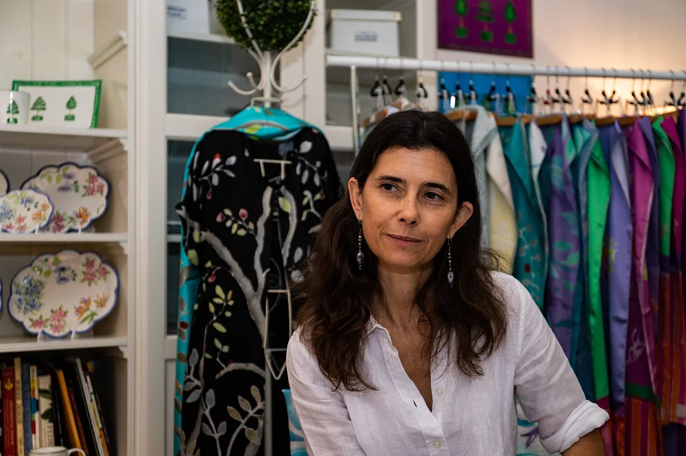 Deflina Costa, decoratrice a 360 gradi, prende la pausa nel suo atelier-showroom a Milano.