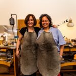 Irene Marasco e Emi Kato nel loro atelier showroom di Milano dove lavorano i loro gioielli unici sul loro antico tavolo da orafo