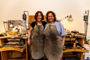 Irene Marasco e Emi Kato nel loro atelier showroom di Milano dove lavorano i loro gioielli unici sul loro antico tavolo da orafo