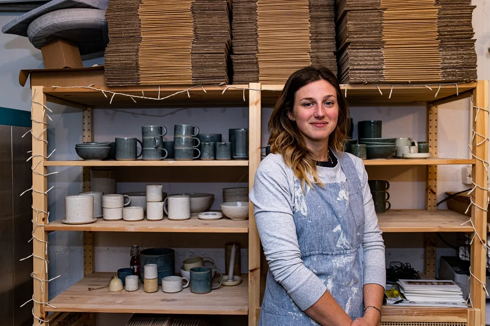 Ceceramic, il brand di ceramiche artigianali creato da Elisa Castelletta, nel varesotto, vicino al Lago Maggiore.