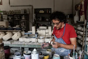 Puzzo all'opera nel suo atelier del nord di Milano. Da due generazioni la famiglia puzzo realizza oggetti artigianali in ceramica.