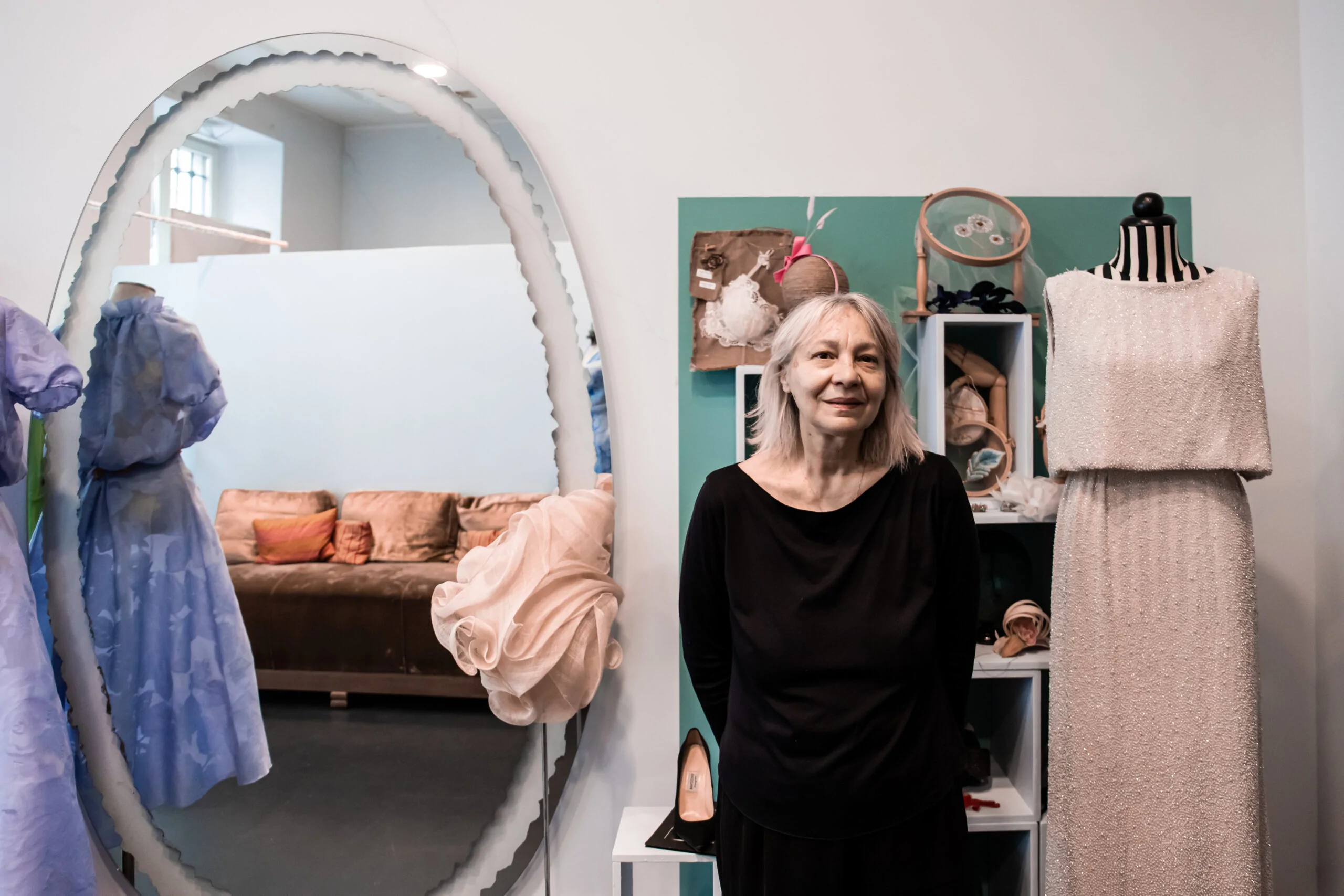 Fabiana Bassani nel suo showroom di via Mora a Milano, davanti ad un abito da sposa realizzato interamente a mano con tessuti pregiati.