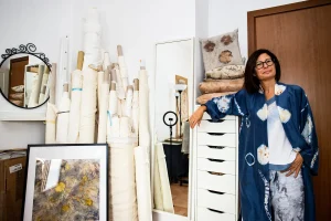 Lucia Pascale, artigiana dell'eco-printing nel suo laboratorio milanese